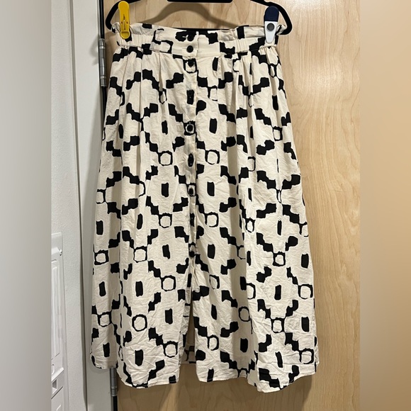 H & M Black and White Abstract Print Button Up Skirt - Picture 3 of 7